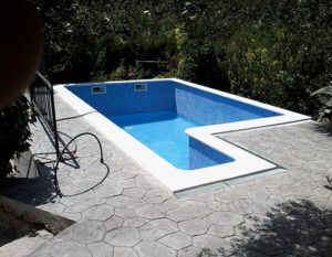 piscinas de obra en salou con pavimento impermeable hormigon impreso