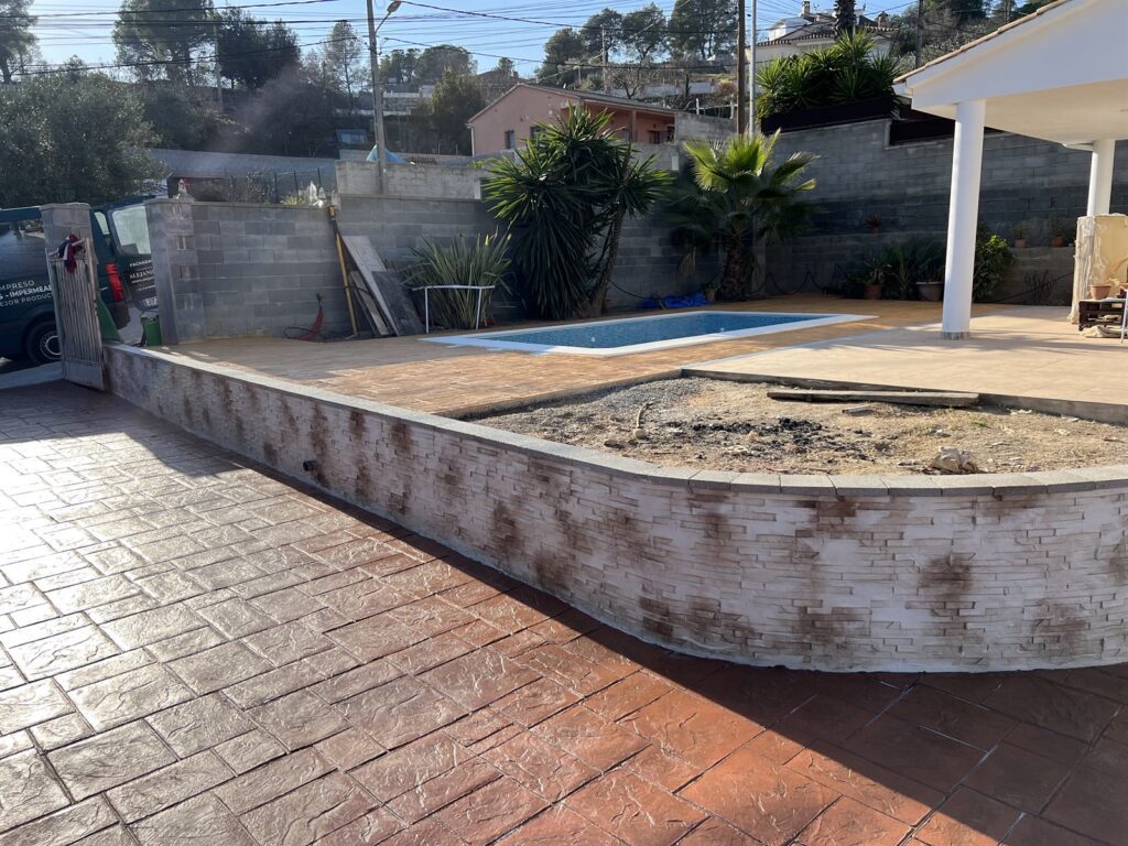 Pool construction in Barcelona Montserrat with printed concrete pavement (1) construcción de piscina en Barcelona Montserrat con pavimento de hormigón impreso (1)