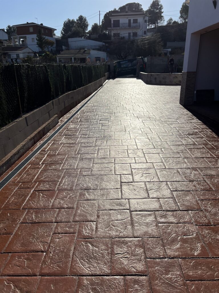 Pool construction in Barcelona Montserrat with printed concrete pavement (5) construcción de piscina en Barcelona Montserrat con pavimento de hormigón impreso (5)