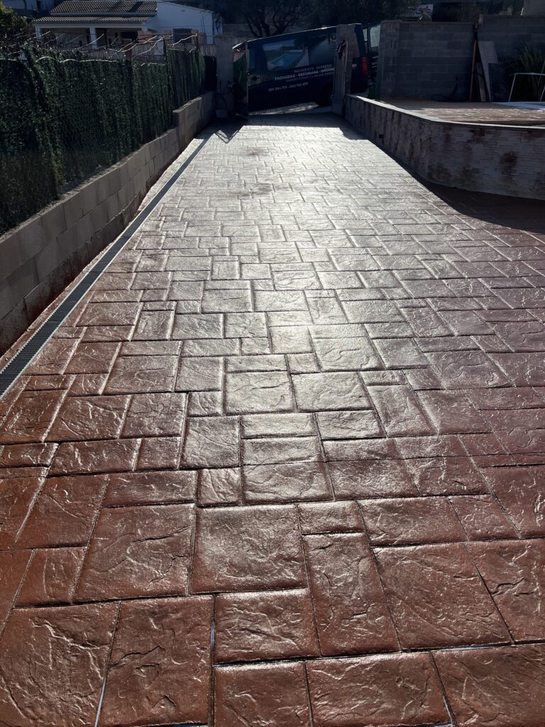 Pool construction in Barcelona Montserrat with printed concrete pavement (6) construcción de piscina en Barcelona Montserrat con pavimento de hormigón impreso (6)