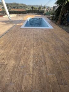 construcción de piscina en Barcelona Montserrat con pavimento de hormigón impreso (9)