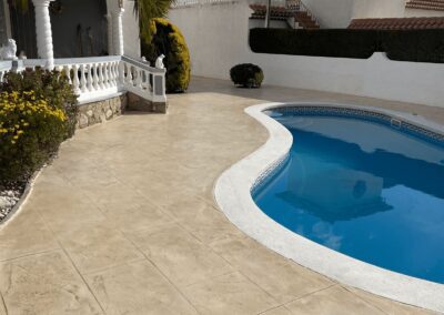 Pavimento impreso decorativo entorno de piscina en Tarragona