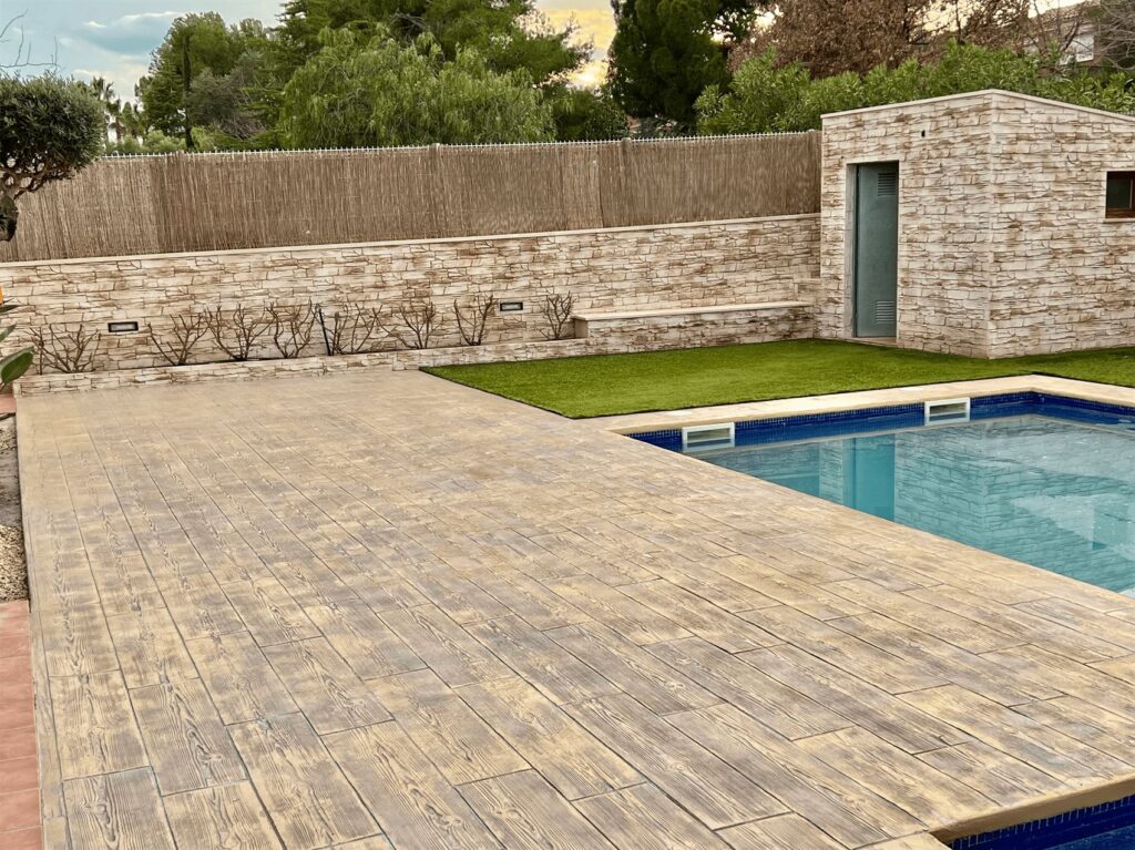 Pavement et mur en béton imprimé Almoster Reus Tarragona (8) pavimento y muro de hormigón impreso Almoster Reus Tarragona (8)