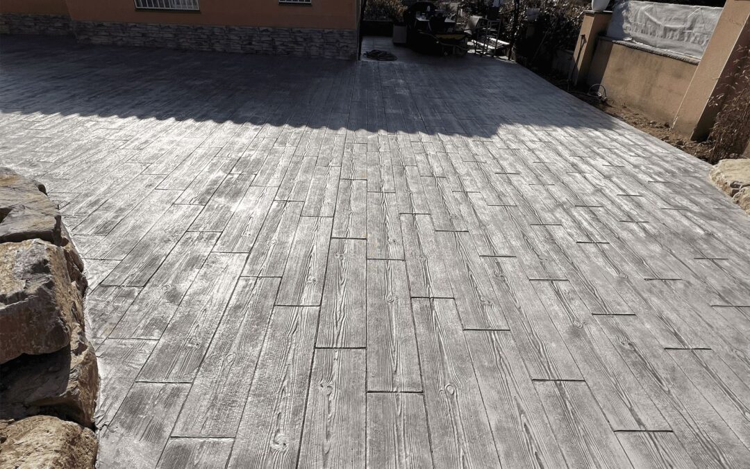 Pavimento impreso Segur de calafell – patio para chalet con acabado imitación madera