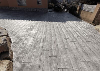 Pavimento impreso Segur de calafell – patio para chalet con acabado imitación madera