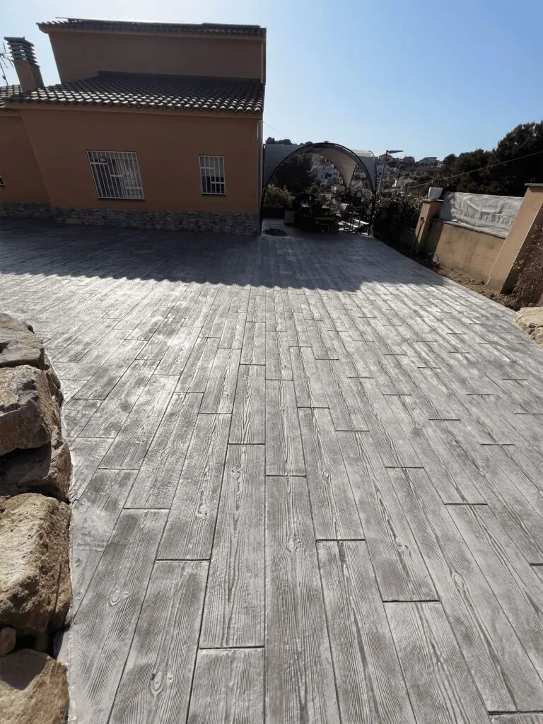 pavimento hormigón impreso en segur de calafell imitación madera (3)