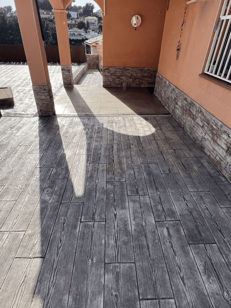 pavimento hormigón impreso en segur de calafell imitación madera (6) pavimento hormigón impreso en segur de calafell imitación madera (6)