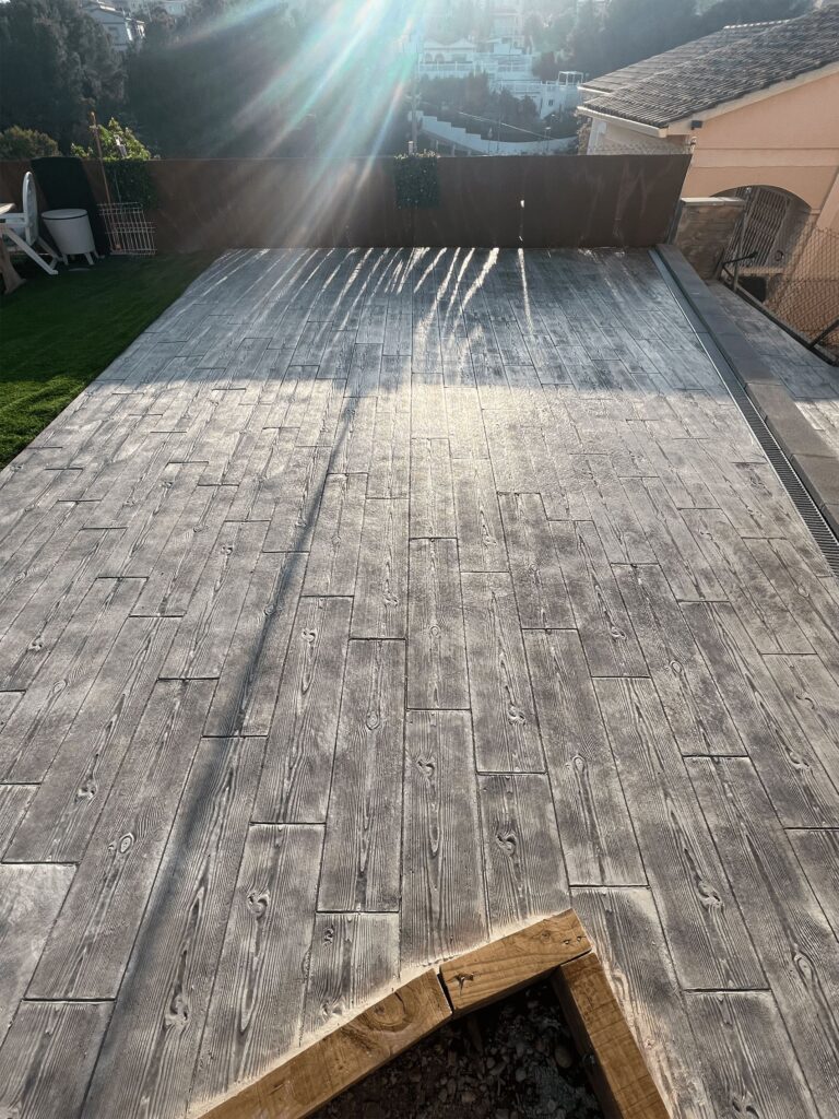 pavimento hormigón impreso en segur de calafell imitación madera (8) pavimento hormigón impreso en segur de calafell imitación madera (8)