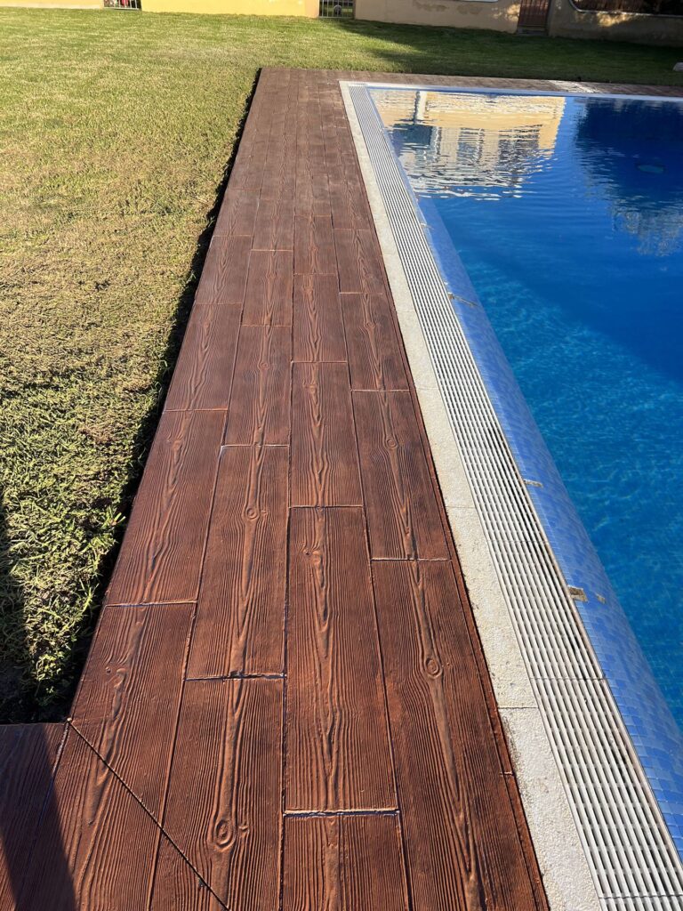 Installation de pavimiento en béton imprimé pour la communauté du quartier à Cambrils (1) instalación de pavimiento de hormigón impreso para comunidad de vecinos en cambrils (1)