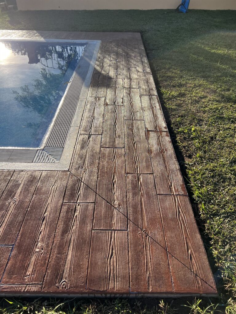 Installation de pavimiento en béton imprimé pour la communauté du quartier à Cambrils (2) instalación de pavimiento de hormigón impreso para comunidad de vecinos en cambrils (2)