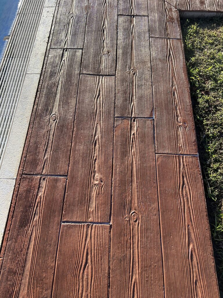 Installation de pavimiento en béton imprimé pour la communauté du quartier à Cambrils (3) instalación de pavimiento de hormigón impreso para comunidad de vecinos en cambrils (3)