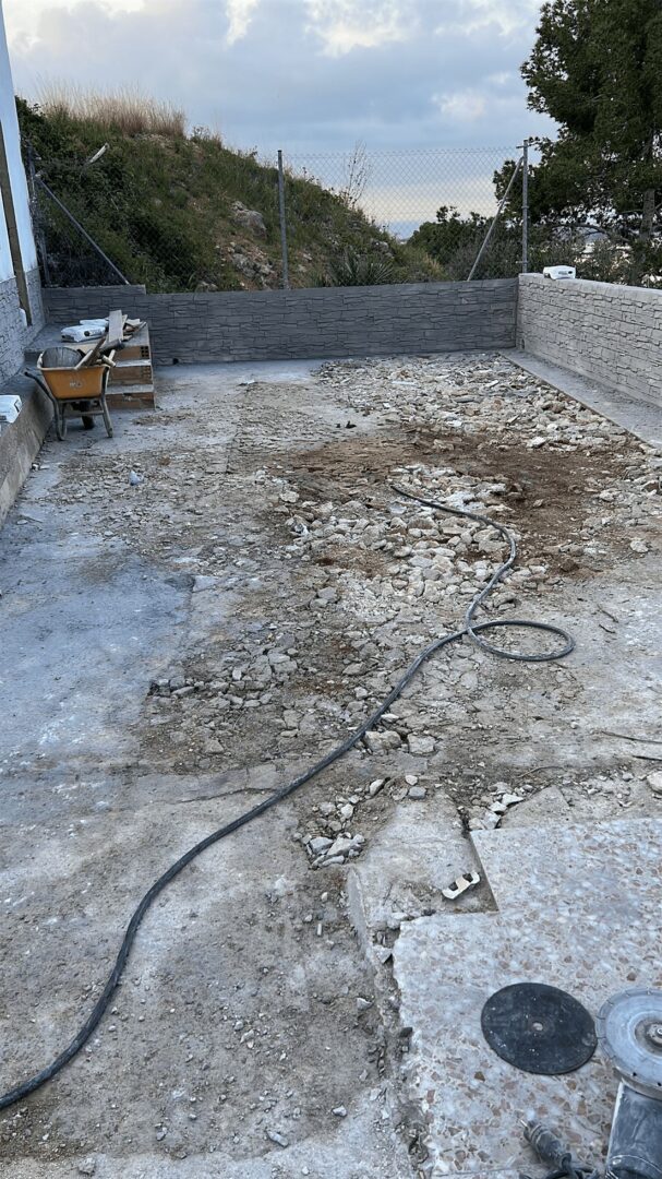 Pavimento de hormigón en Roda de Bara escaleras y zócalo de la casa (1) Pavimento de hormigón en Roda de Bara escaleras y zócalo de la casa (1)