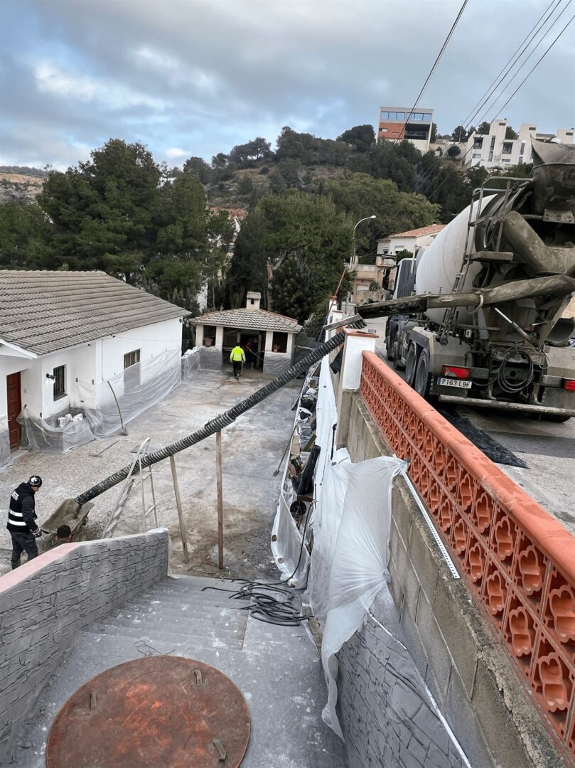Pavimento de hormigón en Roda de Bara escaleras y zócalo de la casa (2) Pavimento de hormigón en Roda de Bara escaleras y zócalo de la casa (2)