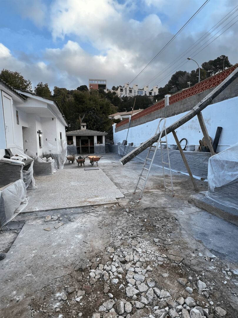 Pavimento de hormigón en Roda de Bara escaleras y zócalo de la casa (3) Pavimento de hormigón en Roda de Bara escaleras y zócalo de la casa (3)