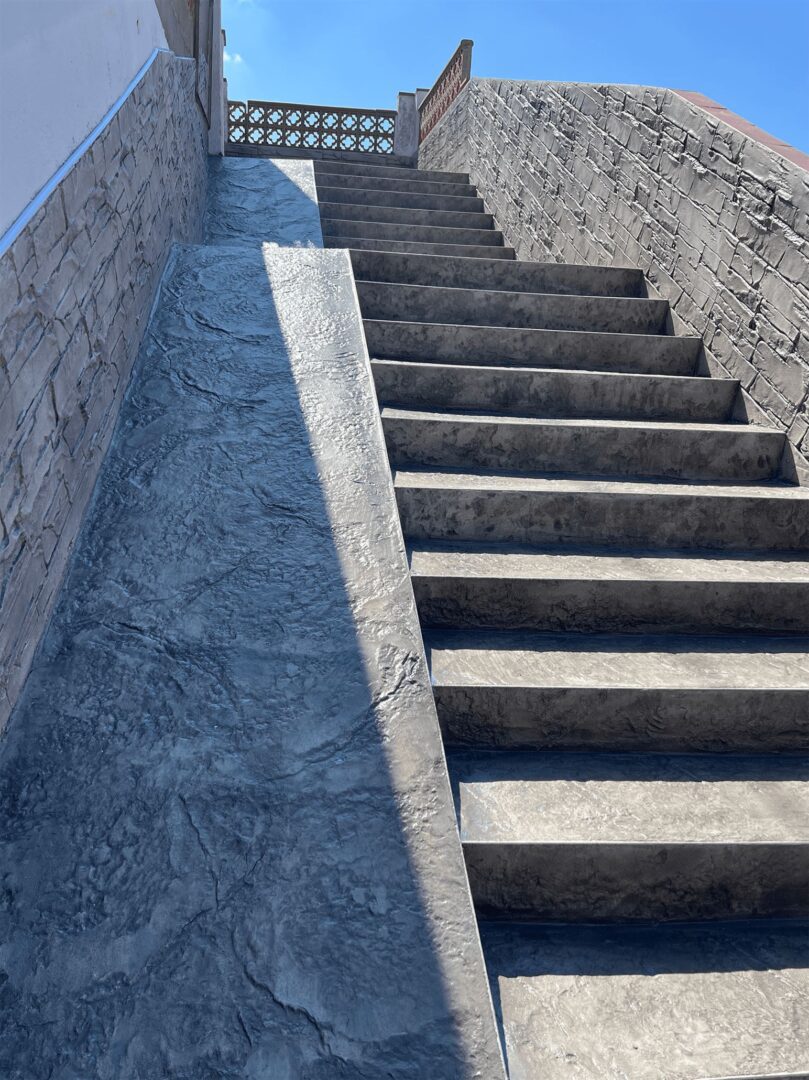 Pavimento de hormigón en Roda de Bara escaleras y zócalo de la casa (4) Pavimento de hormigón en Roda de Bara escaleras y zócalo de la casa (4)