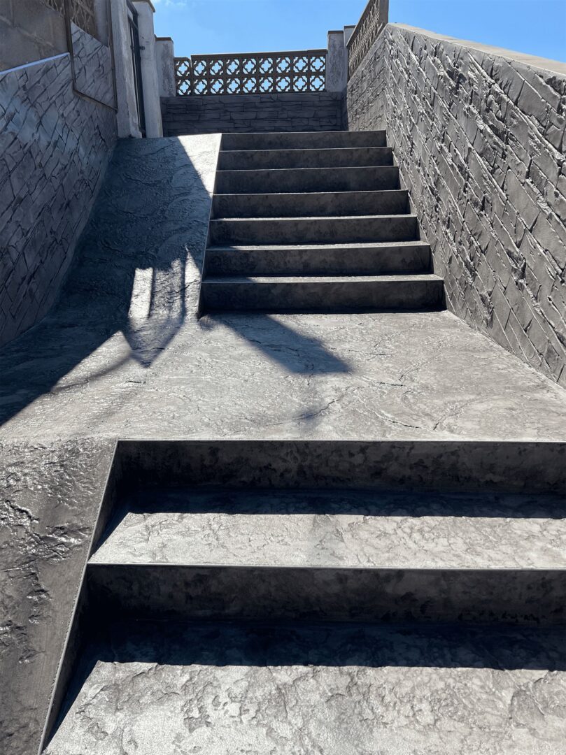 Pavimento de hormigón en Roda de Bara escaleras y zócalo de la casa (5) Pavimento de hormigón en Roda de Bara escaleras y zócalo de la casa (5)