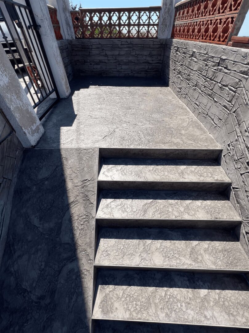 Pavimento de hormigón en Roda de Bara escaleras y zócalo de la casa (8) Pavimento de hormigón en Roda de Bara escaleras y zócalo de la casa (8)