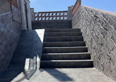 Pavimento impreso en Roda de Bará – zócalo y escaleras
