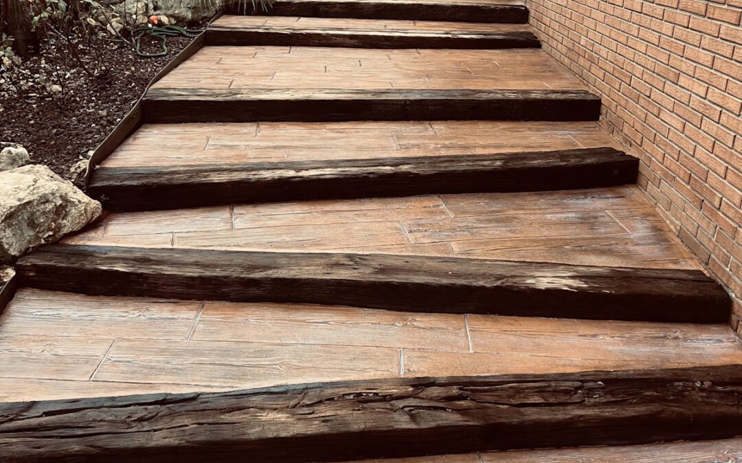Escaleras cubiertas en hormigón impreso estilo madera en Boscos de Tarragona