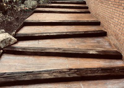 Escaleras cubiertas en hormigón impreso estilo madera en Boscos de Tarragona