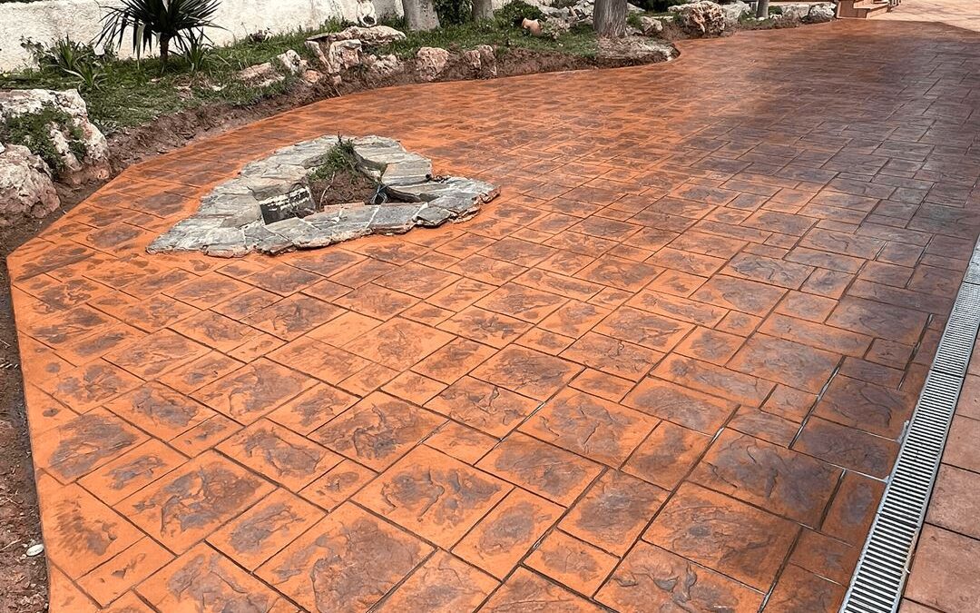 Project in Segura de Calafell: Garden and patio renewal with printed concrete imitation stone