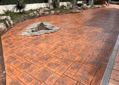 Proyecto en Segur de Calafell: Renovación de Jardín y Patio con Hormigón Impreso Imitación Piedra