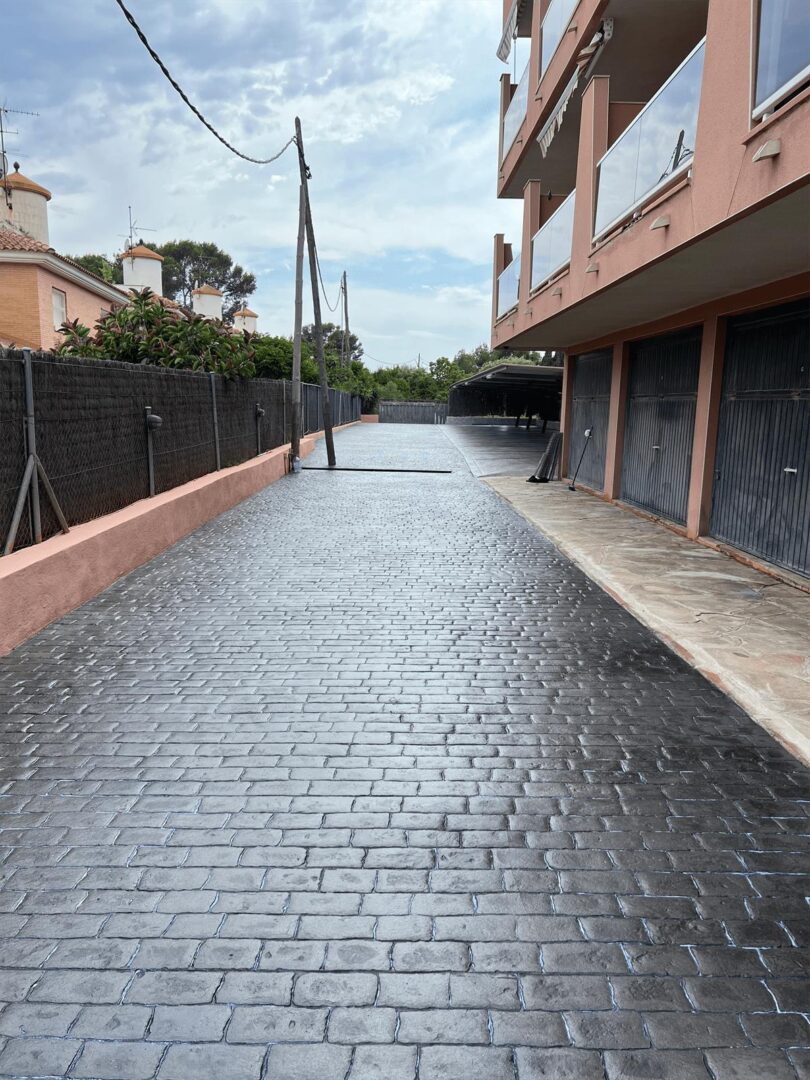 10 pavimetno zona de acceso al parking con hormigón impreso