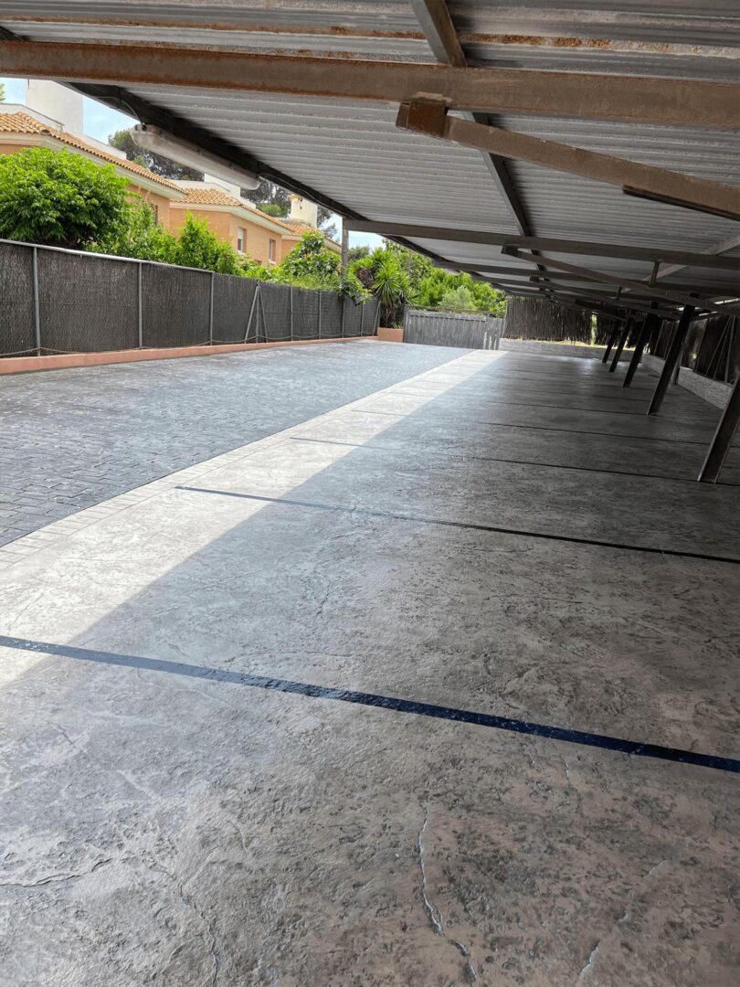 11 nuevo pavimento de hormigón con separaciones para las plazas de parking