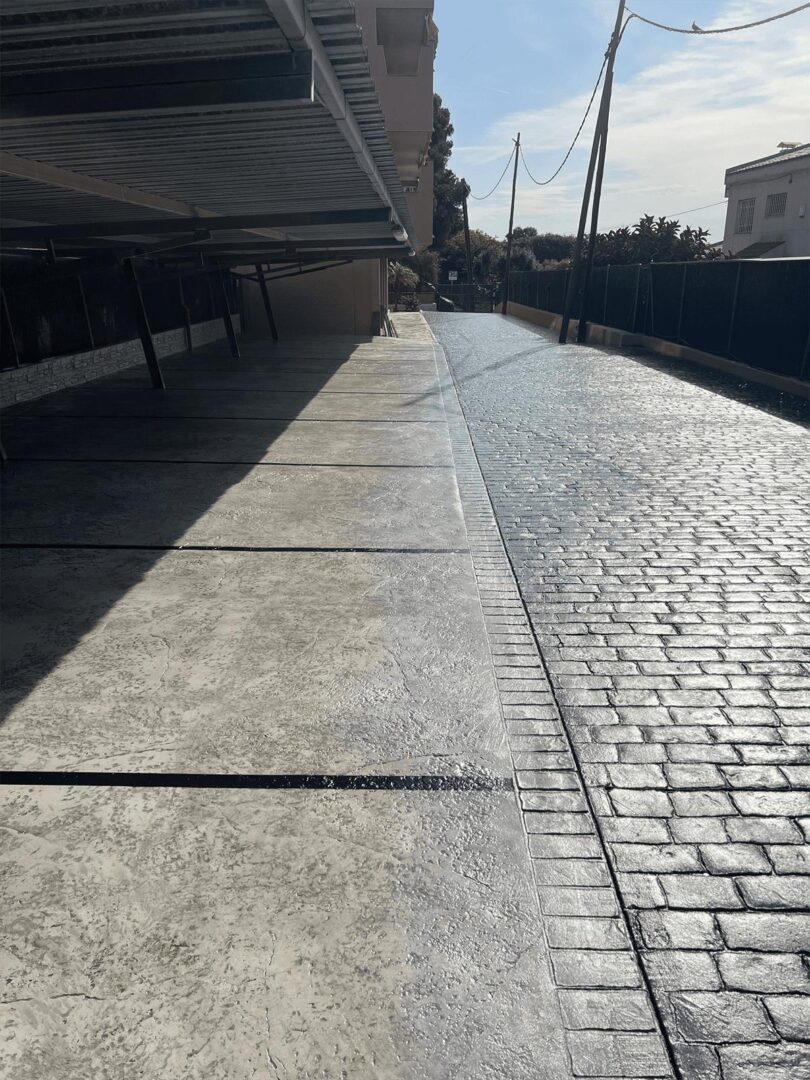 12 nuevo pavimento de hormigón con separaciones para las plazas de parking