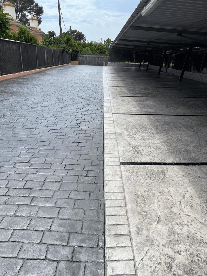 9 nuevo pavimento impreso y zona de parquing nueva con delimitación impresa estilo piedra romana