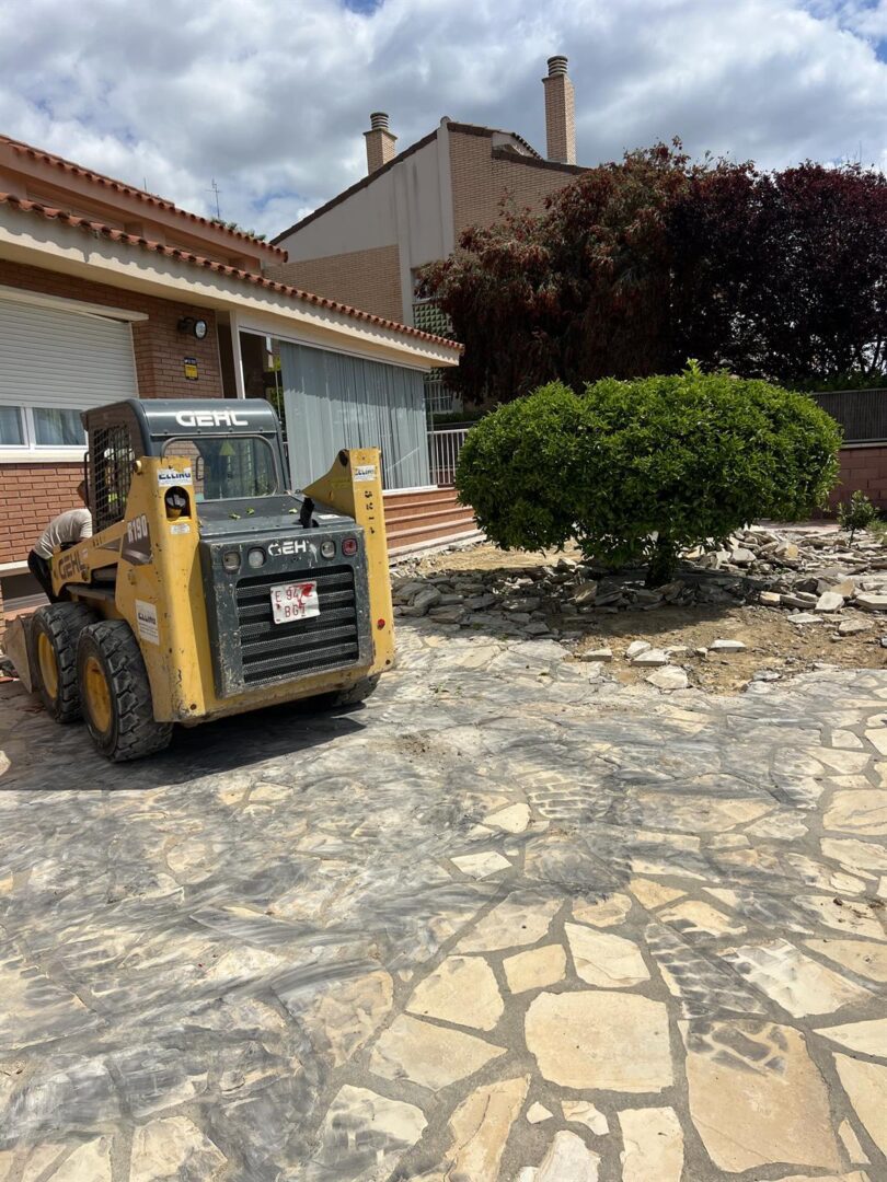 pavimentos de hormigón estampado en la Savinossa Tarragona (2) levantamos el suelo dañado de piedra antes de empezar el trabajo