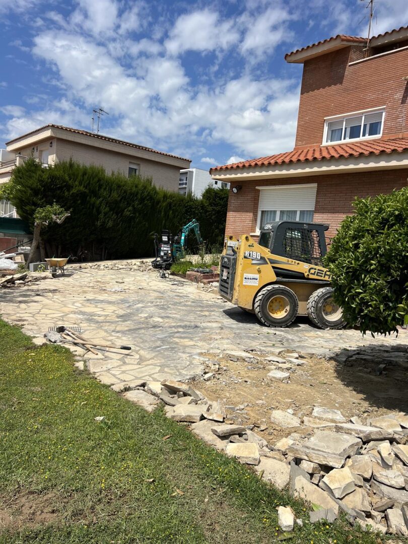 pavimentos de hormigón estampado en la Savinossa Tarragona (3) La mini pala es ideal para recoger los escombros y realizar luego los movimientos de tierras