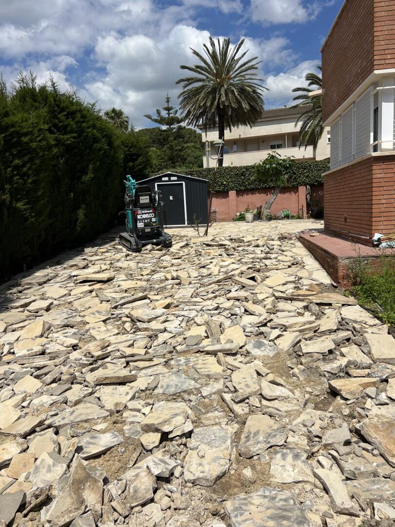 pavimentos de hormigón estampado en la Savinossa Tarragona (5) La maquinaría ligera nos permite romper el suelo rápido y avanzar las obras
