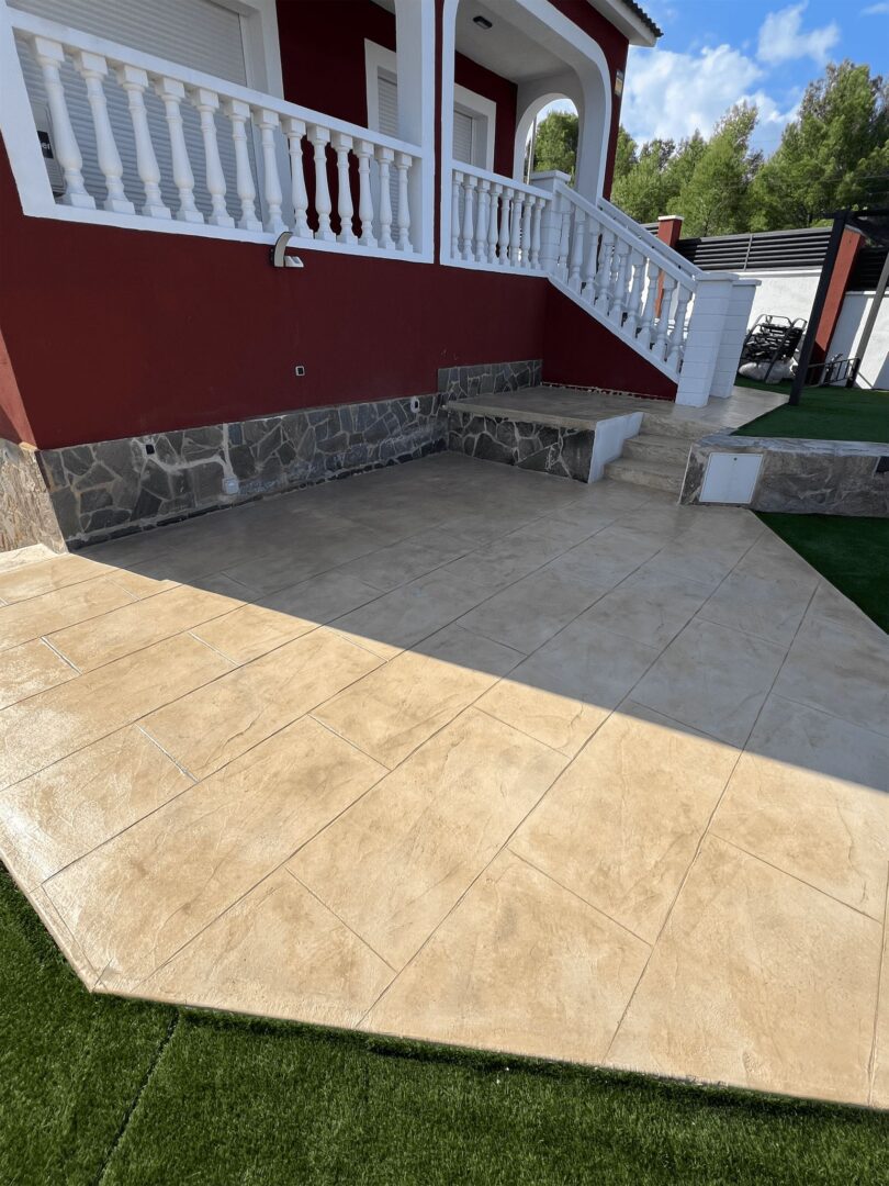 acceso a la vivienda pavimiento de hormigón impreso en El Vendrell efecto piedra texturada con pigmento suave