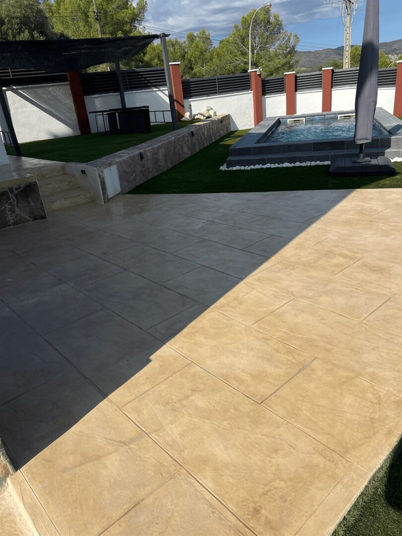 vista piscina pavimiento de hormigón impreso en El Vendrell efecto piedra texturada con pigmento suave (2)