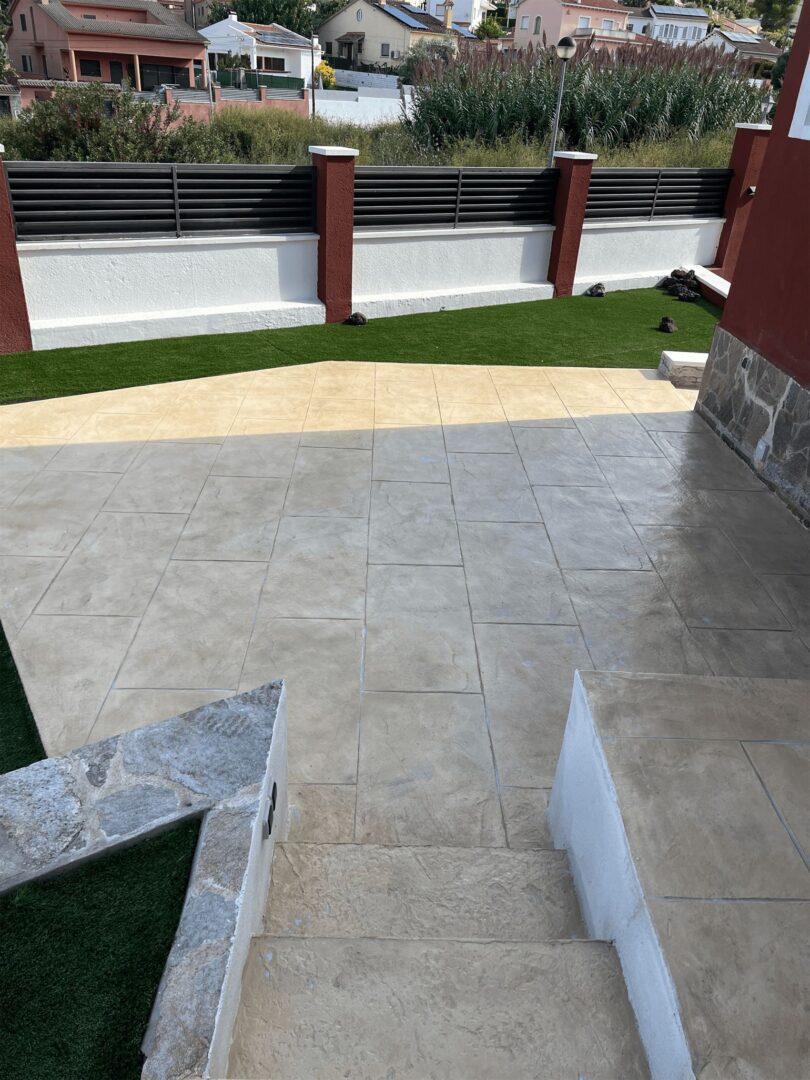 vista escaleras pavimiento de hormigón impreso en El Vendrell Tarragona