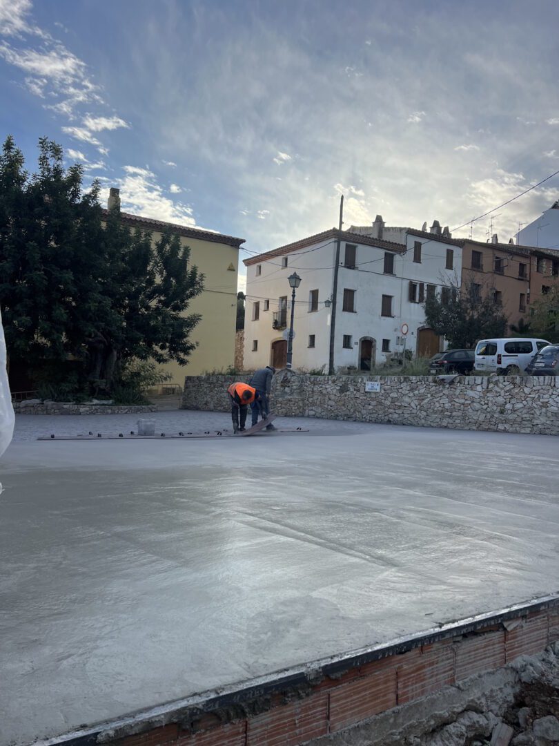 plaza del pueblo en el vendrell con hormigon alejandro pavi 2