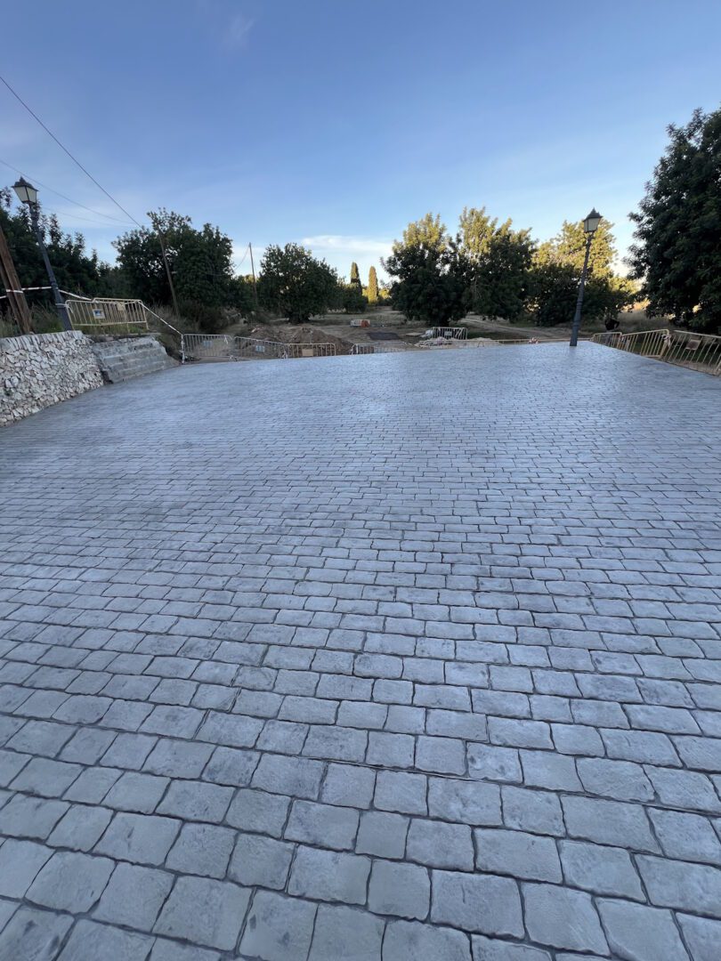 plaza del pueblo en el vendrell con hormigon alejandro pavi 3