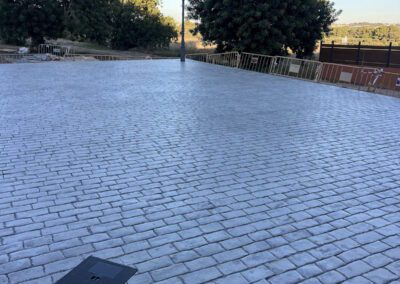 Plaza del pueblo de El Vendrell con Hormigón