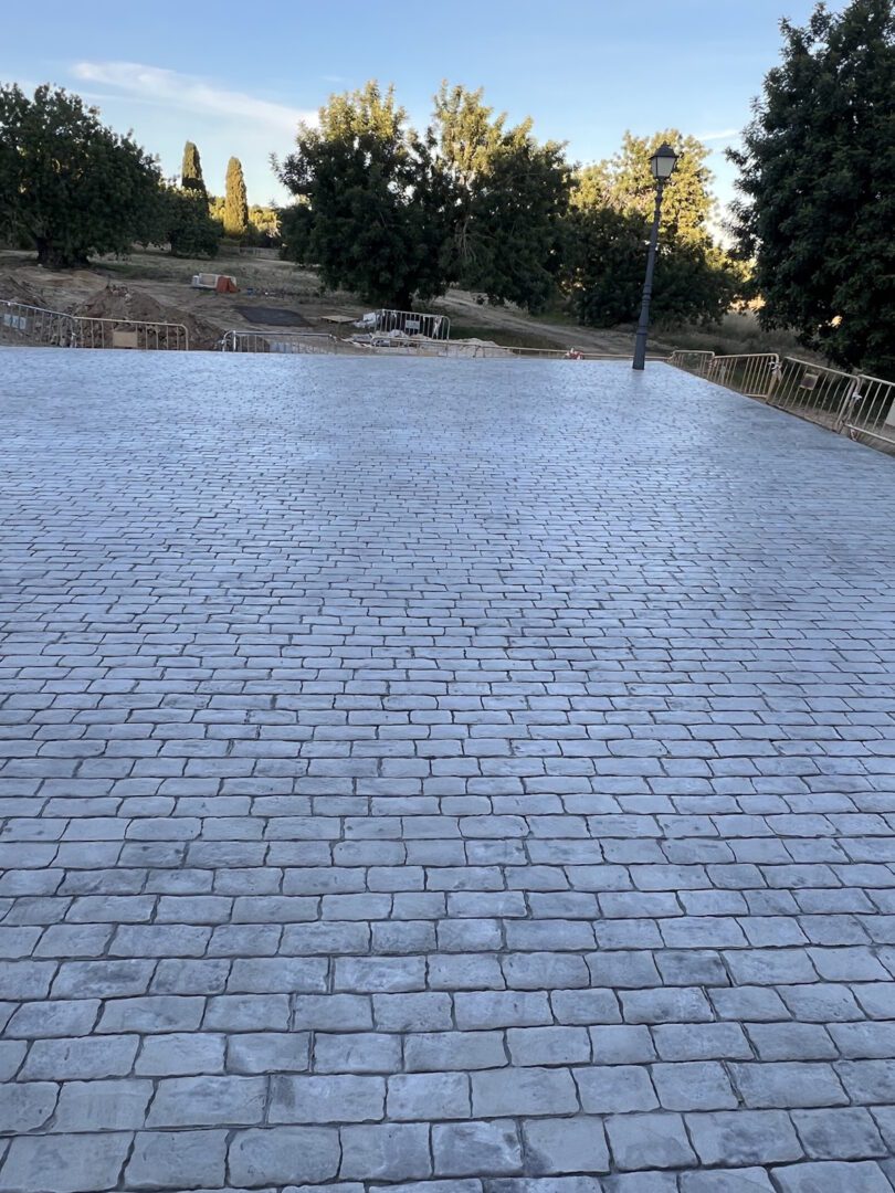 plaza del pueblo en el vendrell con hormigon alejandro pavi 5