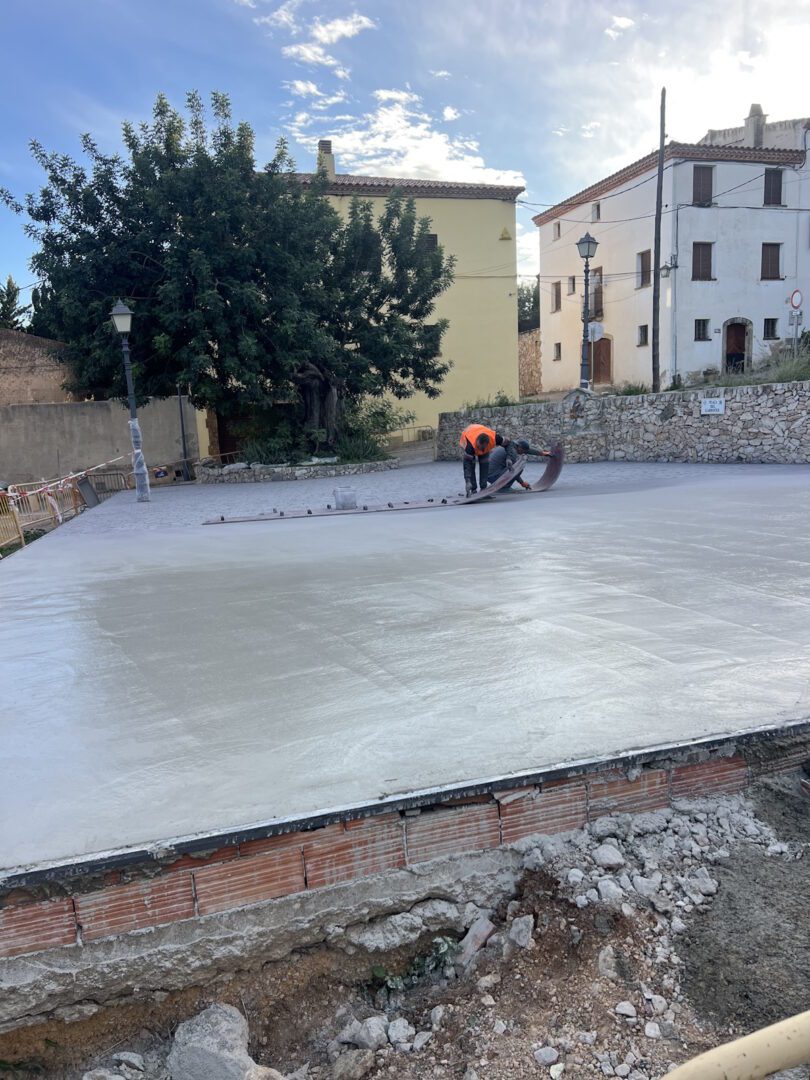 plaza del pueblo en el vendrell con hormigon alejandro pavi