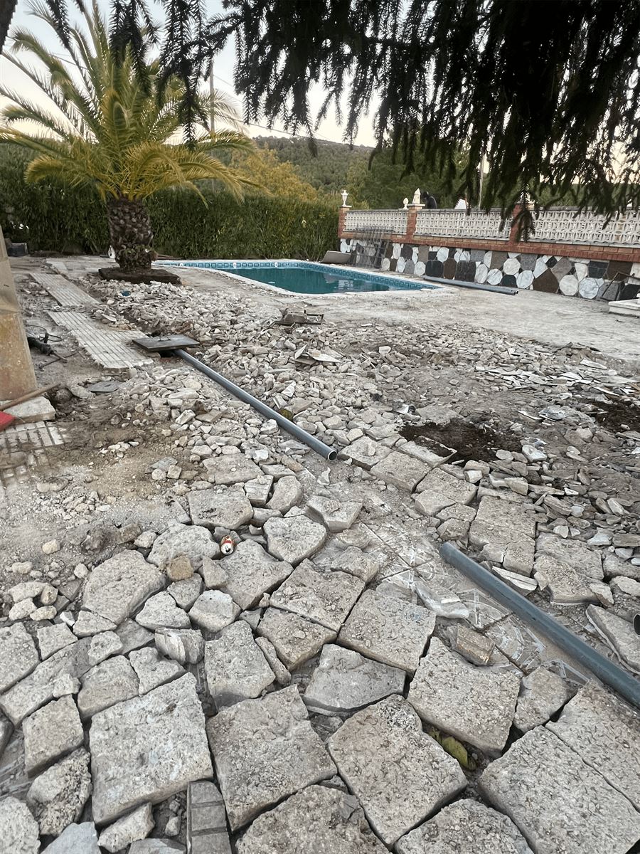 demolicion pavimento antiguo zona piscina ranxos bonany