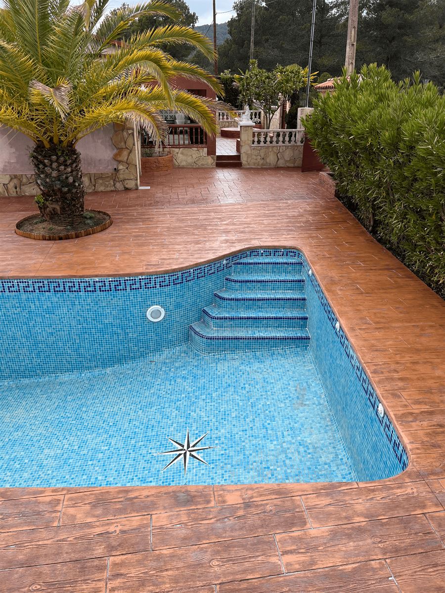 pavimento hormigon impreso imitacion madera piscina ranxos bonany