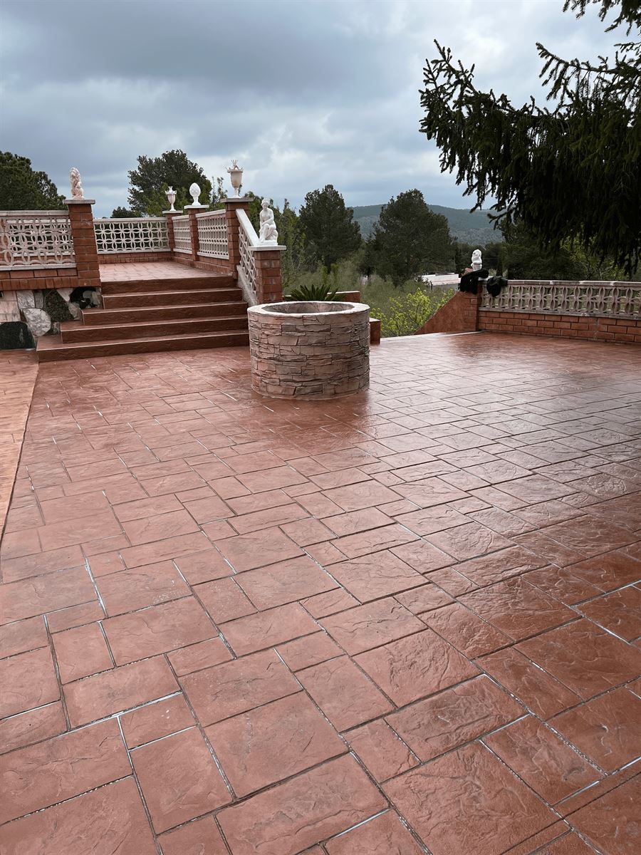 pavimento impreso alrededor fuente ranxos bonany