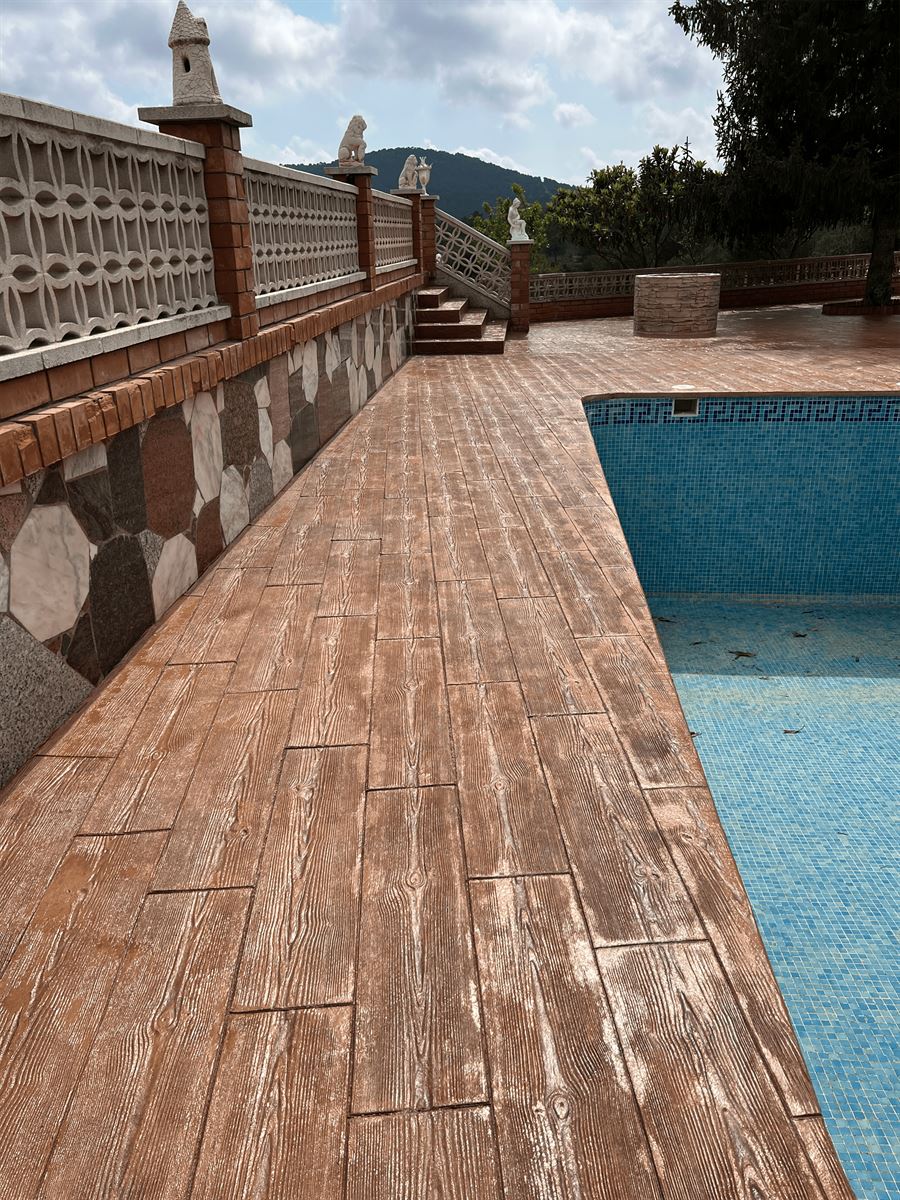 pavimento impreso imitacion madera piscina ranxos bonany