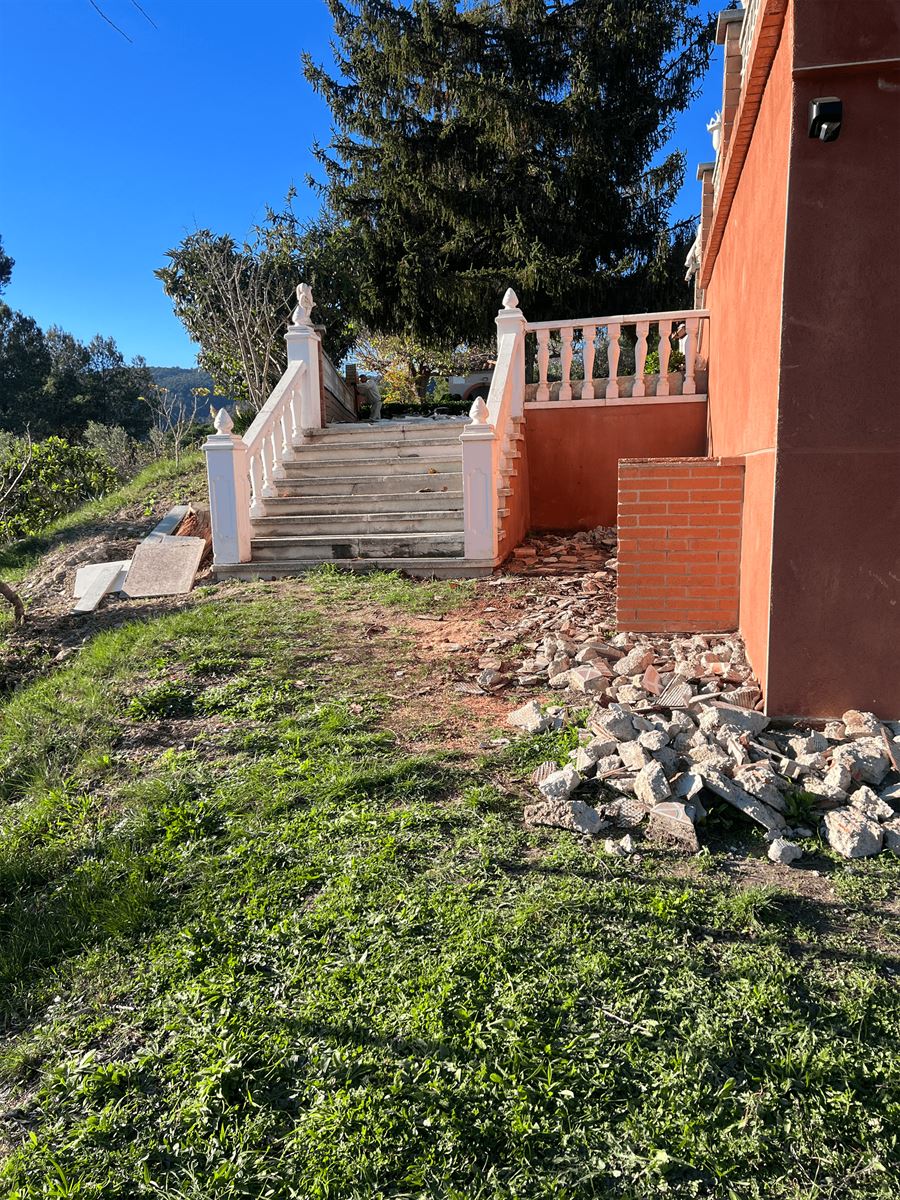 retirada suelo acceso lateral y escalera antigua vivienda ranxos bonany