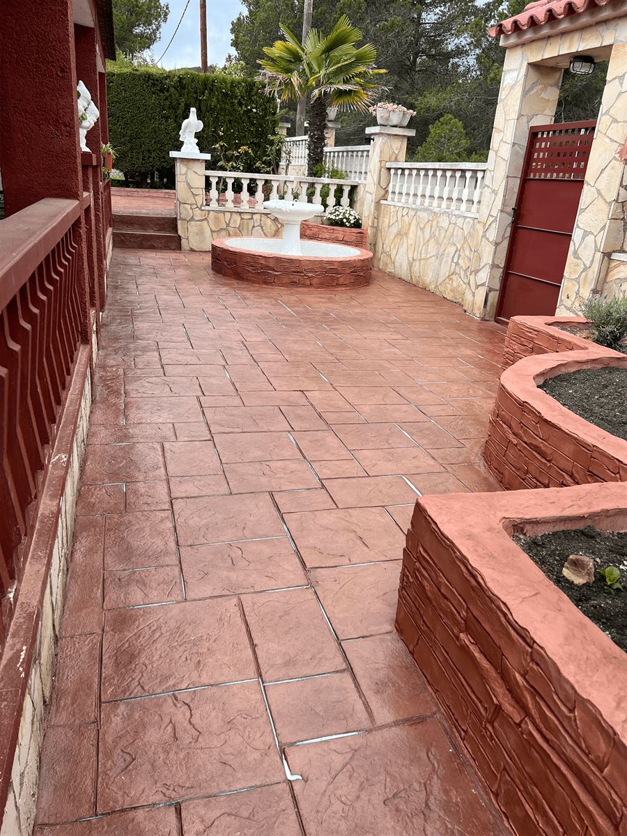 Zona cambio de nivel y fuente decorativo pavimento hormigon impreso ranxos bonany
