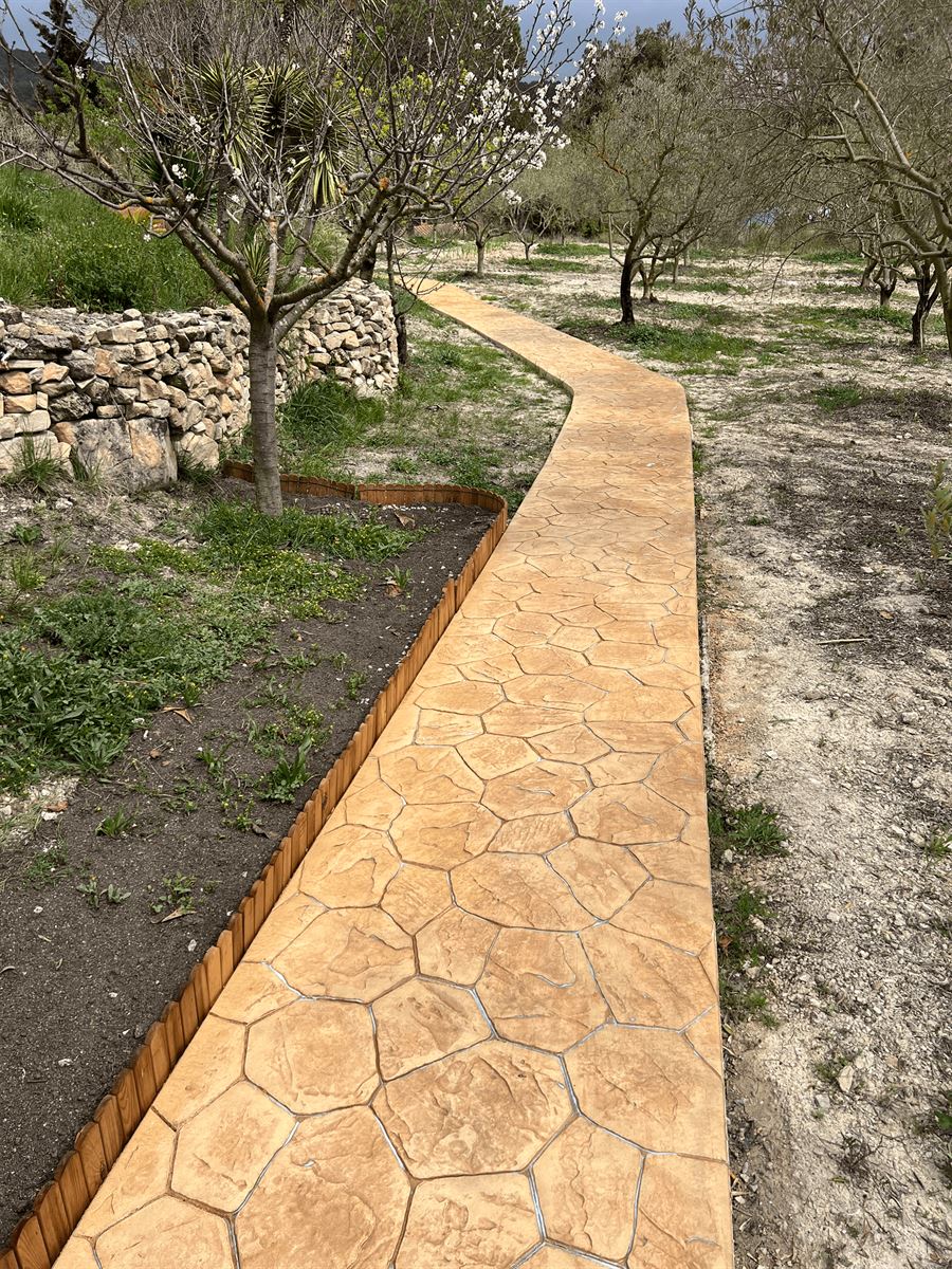 sendero jardin hormigon impreso piedra ranxos bonany