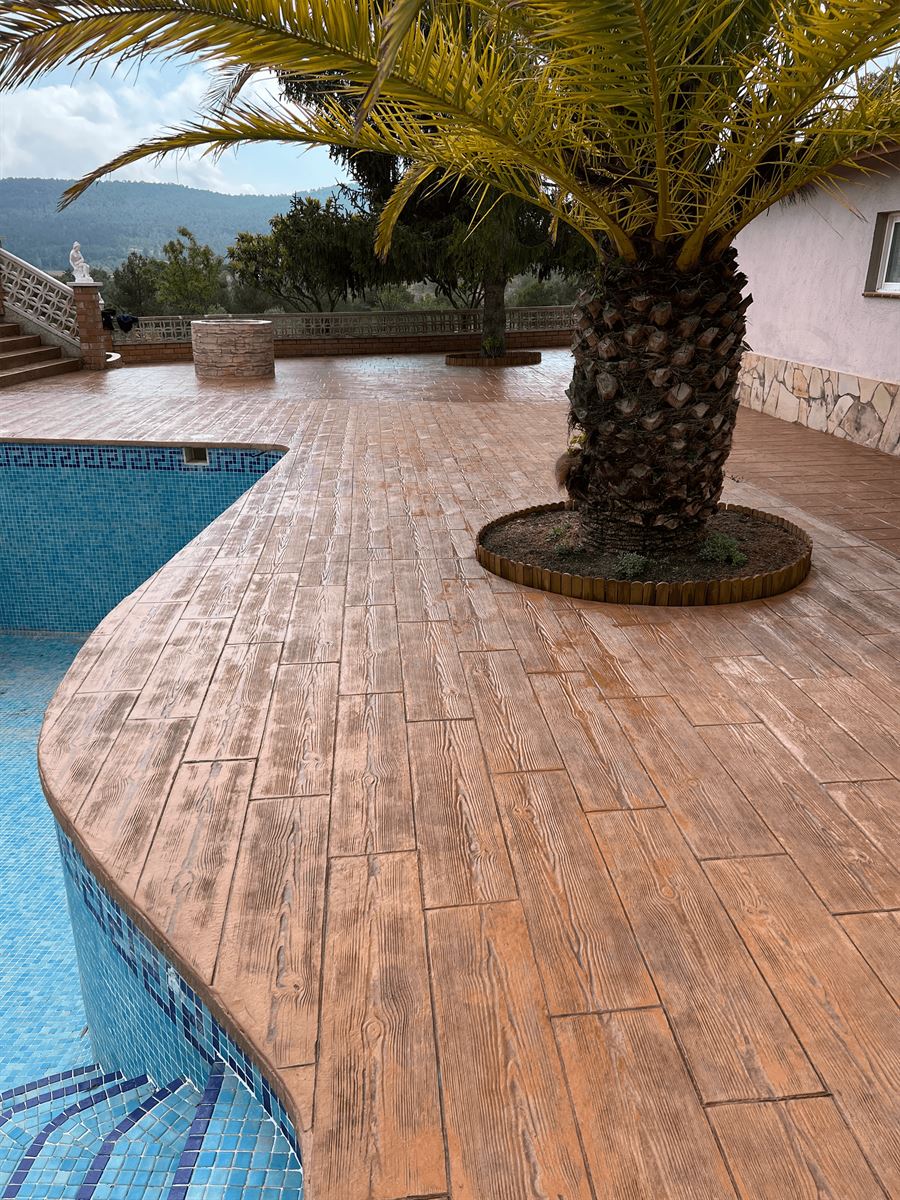 terraza piscina hormigon impreso imitacion madera ranxos bonany