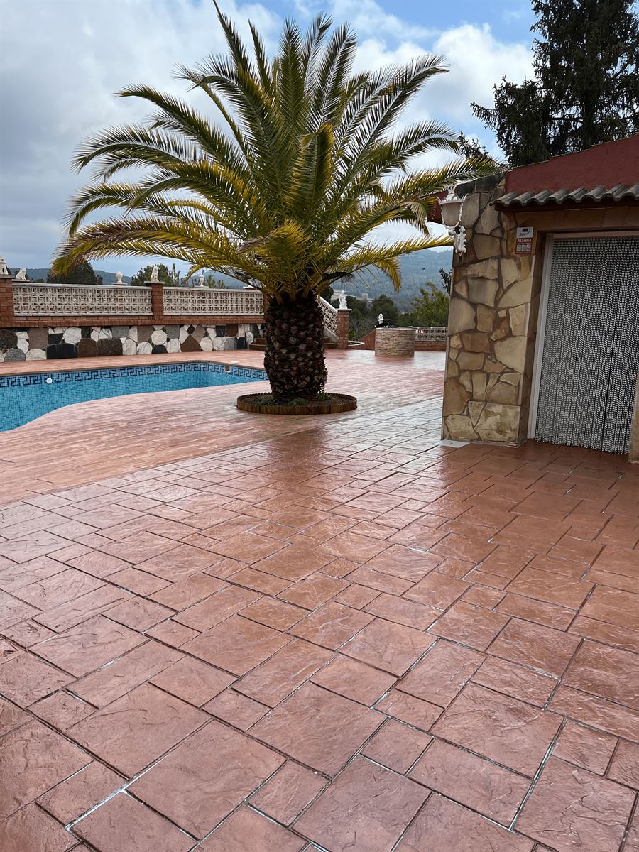 zona piscina hormigon impreso imitacion madera ranxos bonany